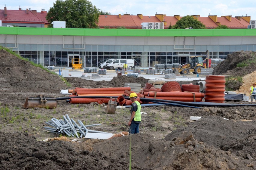 W środku budynków handlowych trwają prace wykończeniowe....