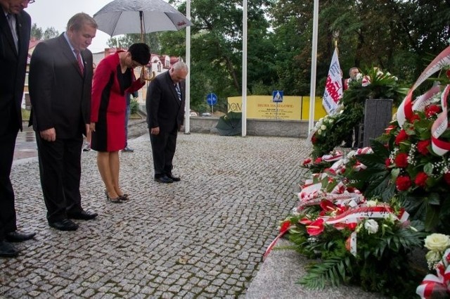 Pod pomnikiem Wdzięczności przy Drodze Męczenników Majdanka złożono kwiaty