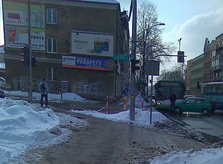 Ulica Sienkiewicza i ulica Złota. Autobus komunikacji miejskiej zderzył się z volkswagenem (zdjęcia)