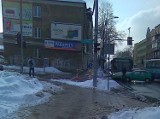 Ulica Sienkiewicza i ulica Złota. Autobus komunikacji miejskiej zderzył się z volkswagenem (zdjęcia)