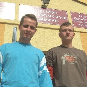 Kamil Biały i Wojtek Wiśniewski, 18-letni uczniowie Zespołu Szkół Ogólnokształcących w Zambrowie, zwrócili właścicielowi znaleziony portfel z pokaźną kwotą 2300 zł i kartami kredytowymi