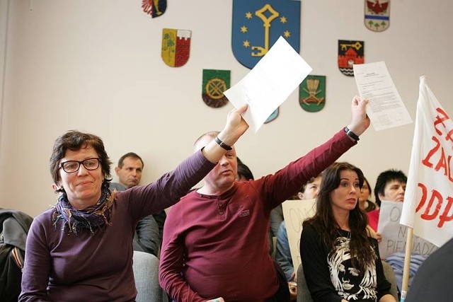 Byli pracownicy SP ZOZ w Kostrzynie pokazują wyroki sądowe, które miały im zapewnić wypłatę pensji.