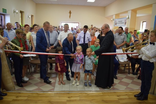 W uroczystym otwarciu świetlicy oprócz władz gminy i gości udział wzięły też dzieci, które pomagały przy przecinaniu wstęgi.