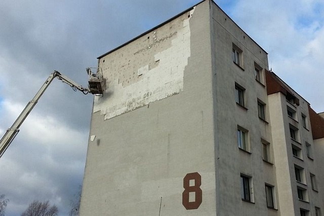 Zarządca bloku wysłał dzisiaj ekipę remontową, która usunęła fragmenty naderwanego styropianu. Teraz ścianę czeka remont.