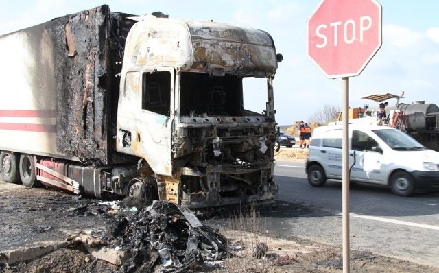 Scania straciła kabinę i część obudowy skrzyni ładunkowej.