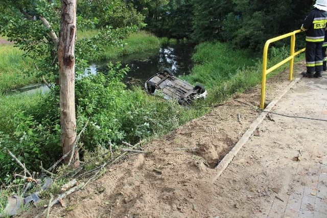 Nietypowy wypadek w Tleniu. Policjanci i strażacy wyciągnęli forda z rzeki. Czworo pasażerów, w tym trójka dzieci zostało przewiezionych do szpitala.W poniedziałek (30 lipca) o godz. 7.45 dyżurny komendy policji w Świeciu otrzymał zgłoszenie o tym, że w Tleniu (pow. świecki) doszło do wypadku. Jak ustalili policjanci, kierujący samochodem osobowym ford fusion, 36-letni mieszkaniec Warszawy, jadąc w kierunku Lniana, na łuku drogi w prawo, zjechał na lewą stronę drogi, przebił się przez barierki, a następnie wpadł do rzeki Prusina, dachując. Czworo pasażerów, w tym trójka dzieci zostało przewiezionych do szpitala. Na szczęście nikomu nic złego się nie stało. Kierujący był trzeźwy. Za spowodowanie zagrożenia bezpieczeństwa w ruchu drogowym otrzymał mandat oraz punkty karne.Zobacz koniecznie: Autostrady, bramki, systemy płatności - jak ominąć korki?