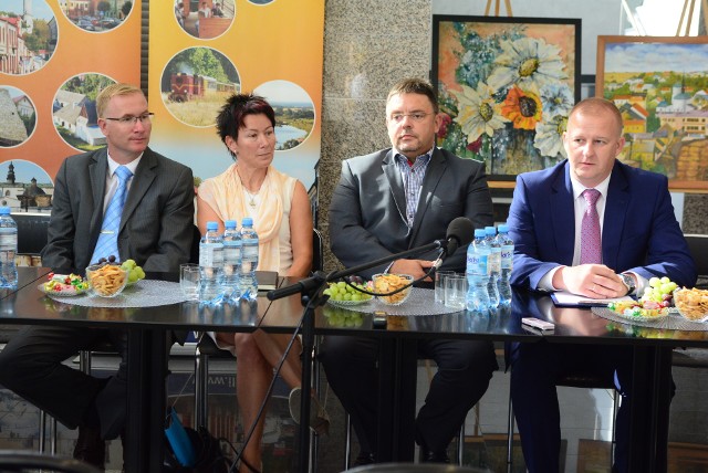 Na konferencji prasowej na pytania dziennikarzy odpowiadali przedstawiciele szwajcarskiej firmy oraz wiceburmistrz Iłży Marek Łuszczek (z prawej).