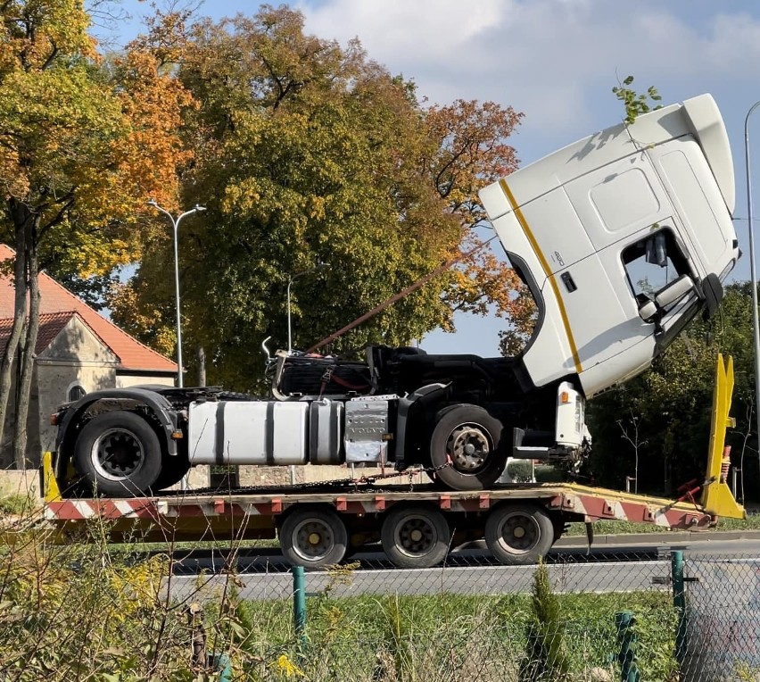 Oracze. Obcokrajowiec wpadł ciężarówką do rowu