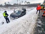 Kierowca wjechał do rowu i uciekł z miejsca zdarzenia. Był nietrzeźwy. Do służb doniósł na niego... samochód