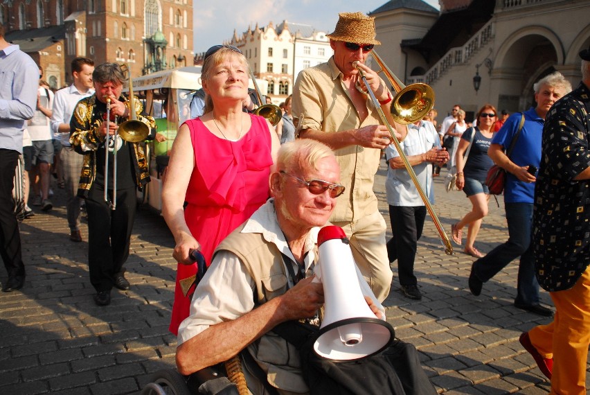 Letni Festiwal Jazzowy. Parada Nowoorleańska przeszła ulicami Krakowa [ZDJĘCIA, WIDEO]