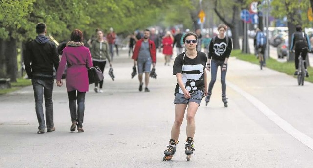 W rejonie Błoń jest już bardzo ciasno. Tam jeździ najwięcej rolkarzy, są też rowerzyści i piesi