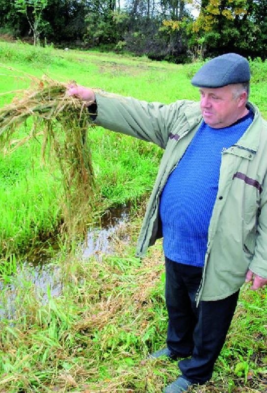 &#8211; Skoszone siano marnuje się na łąkach &#8211; pokazuje Eugeniusz Krzymowski z gm. Rutki. &#8211; Potrzeba jednak woli współpracy m.in. ze strony samorządu, by rozwiązać ten problem. A tego brakuje.