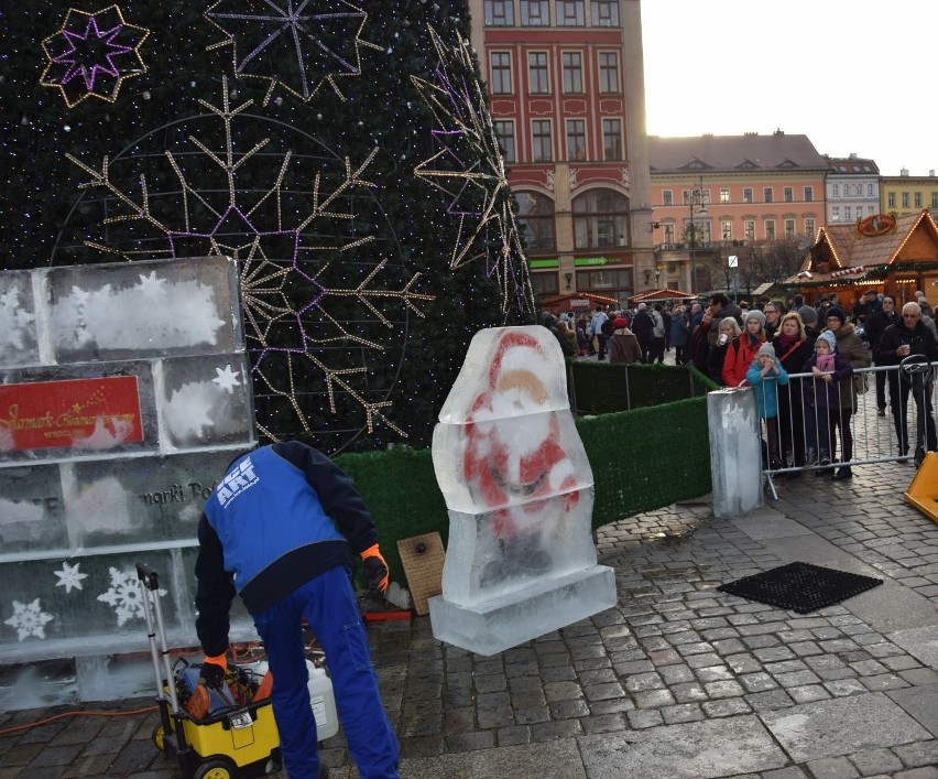 Tłumy i lodowe rzeźby na Jarmarku Bożonarodzeniowym we...