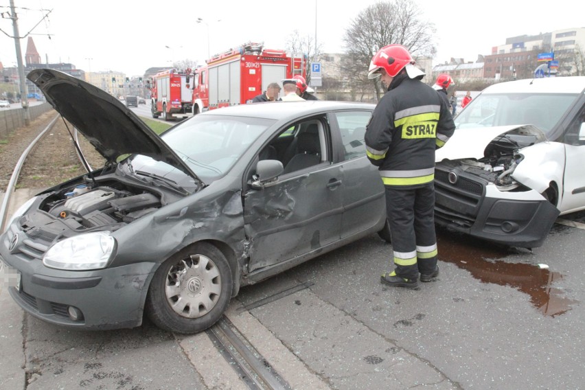 Wypadek na Legnickiej. Auta zablokowały torowisko