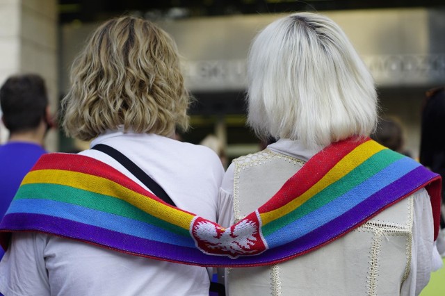 Wydział Zdrowia i Spraw Społecznych Urzędu Miasta Poznania ogłosił otwarty konkurs dla pomiotów, organizacji, które chciałyby poprowadzić mieszkanie interwencyjne dla dorosłych osób LGBT , doświadczających przemocy.