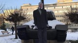 Na lufie czołgu przed Sądem Rejonowym w Gliwicach ktoś zawiesił kukłę Władimira Putina