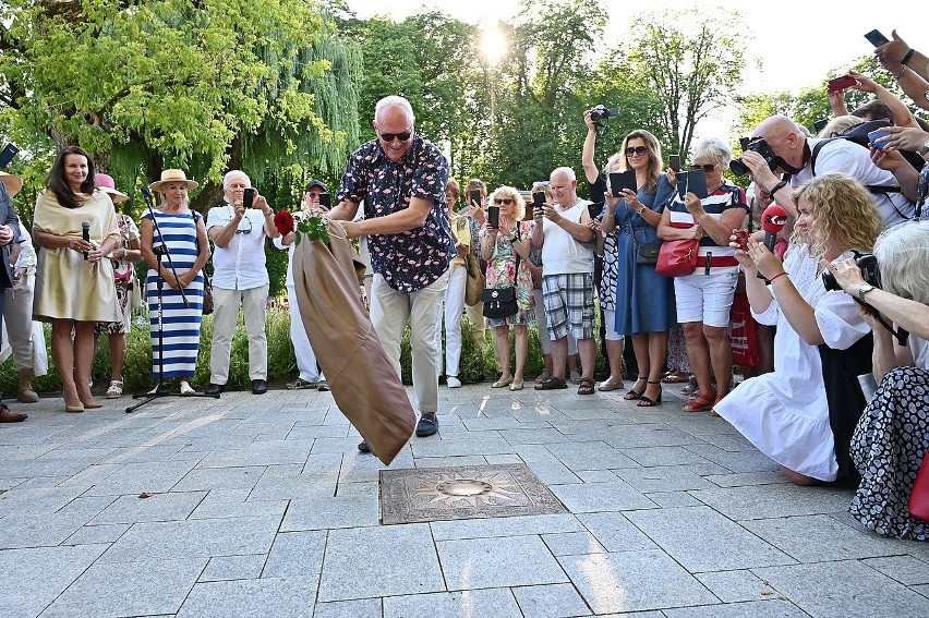Jacek Cygan odsłonił słoneczko w Alei Gwiazd w buskim parku. Zobacz zdjęcia