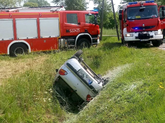 We wtorek około południa, na drodze polnej między Gleźnowem, a Dobiesławem w powiecie sławieńskim kierowca samochodu osobowego  daewoo matiz z niewyjaśnionych przyczyn zjechał do rowu i dachował. Z informacji uzyskanych na komendzie powiatowej policji w Sławnie wynika, że 21-letni mężczyzna nie miał prawa jazdy, w związku z czym został ukarany mandatem karnym. W wyniku zdarzenia nikomu nic się nie stało.Zobacz także Wypadek na ulicy Gnieźnieńskiej w Koszalinie