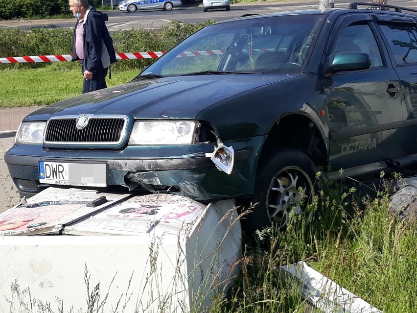 Wrocław: Wypadek na Legnickiej. Ukrainiec wjechał na czerwonym i staranował przejście