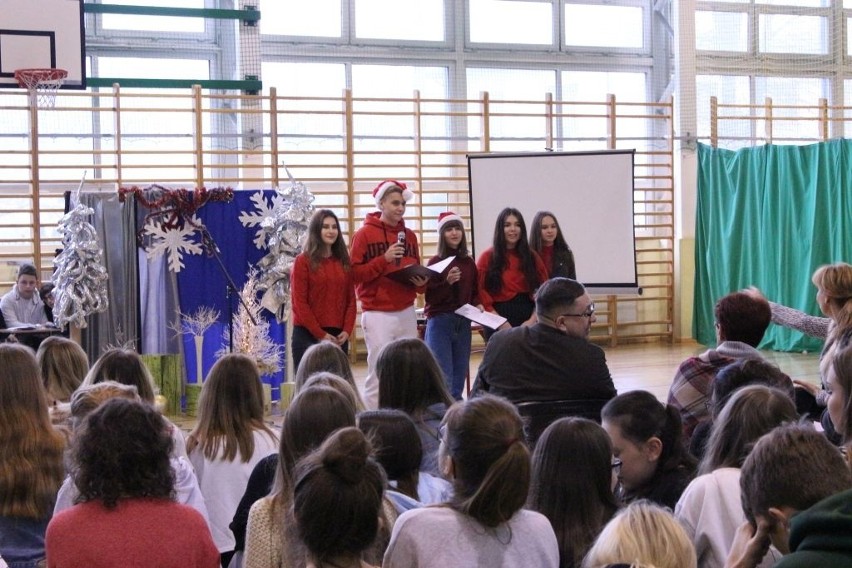 Świętowali w różnych językach w ostrowieckim "Staszicu"