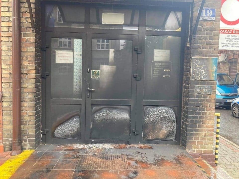 Ciechocinek. Ktoś podpalił drzwi wejściowe do Urzędu Miejskiego. Policja  szuka sprawcy [zdjęcia] | Gazeta Pomorska
