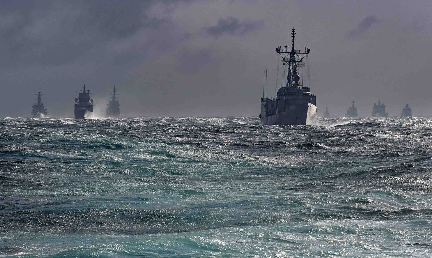 Pokaz możliwości morskiej NATO. Polski okręt brał udział w...