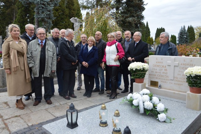 Dawni uczniowie "mechanika" oraz dyrektor ZSP nr 1 w Końskich Beata Jakubowska przy odnowionym grobie ukochanego nauczyciela Wiktora Cicheckiego