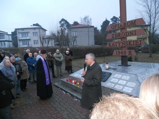 Kilkadziesiąt osób zebrało się już po raz jedenasty 10 marca  przy Krzyżu Katyńskim w Starachowicach