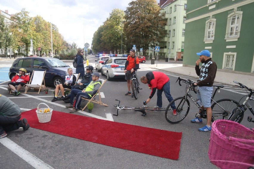 Europejski Dzień bez Samochodu: Skromna maska krytyczna i sympatyczny piknik [zdjęcia, wideo]