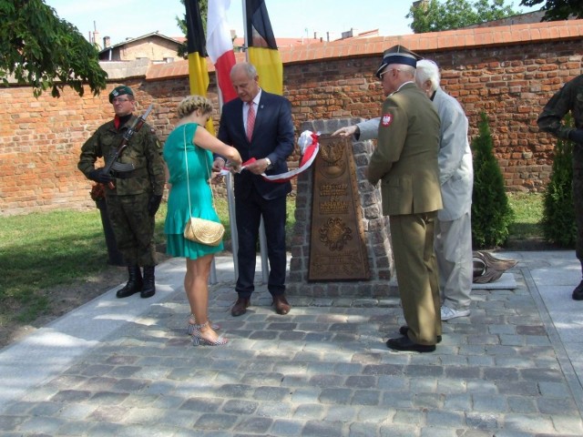 Wczoraj odsłonięto obelisk upamiętniający 66 Kaszubski Pułk Piechoty im. Marszałka Józefa Piłsudskiego. Na uroczystość zaprosili burmistrz i rodziny byłych żołnierzy. Rozpoczęła się mszą św. w Kościele Garnizonowym, po niej obelisk przy  Baszcie Panieńskiej został poświęcony. Następnie 3 Włocławski Batalion Drogowo-Mostowy zaprosił do  Ronda na uroczystą zbiórkę i koncert solistów operowych z Bydgoszczy pt. „Dla swej ziemi macierzystej”. Słuchacze usłyszeli pieśni patriotyczne, legionowe, wojskowe oraz - w roku Moniuszkowskim - patriotyczne pieśni tego kompozytora.