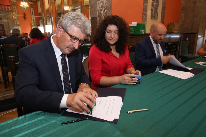 Burmistrz Oleśnicy Leszek Juda podpisuje umowę