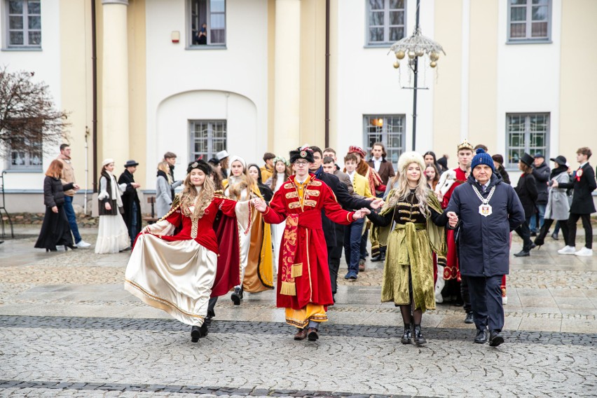 Miejska studniówka na Rynku Kościuszki. Białostoccy maturzyści zatańczyli poloneza z prezydentem Tadeuszem Truskolaskim (zdjęcia, wideo)