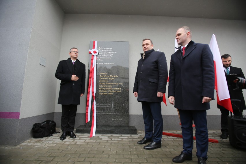 Obchody 37. rocznicy strajku i pacyfikacji kopalni „Wujek". Odsłonięto pamiątkową tablicę Dziewięciu Górników w SP nr 5 w Katowicach WIDEO 