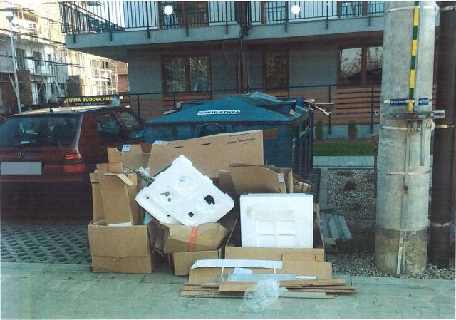 Odpady przy nowym bloku w Krasnem nie mieszczą się w kubłach i pergoli.