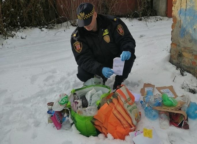 Strażnicy miejscy w trakcie patrolu na ulicy Wałowej w...