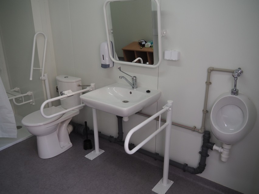 Łazienki są dostosowane dla osób niepełnosprawnych.