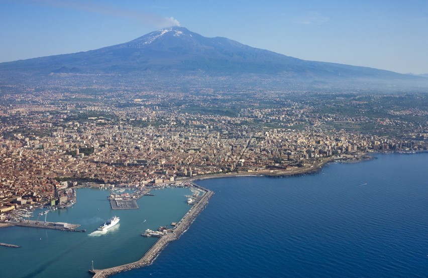 Etna to największy (3033 m n.p.m.) aktywny wulkan Europy,...