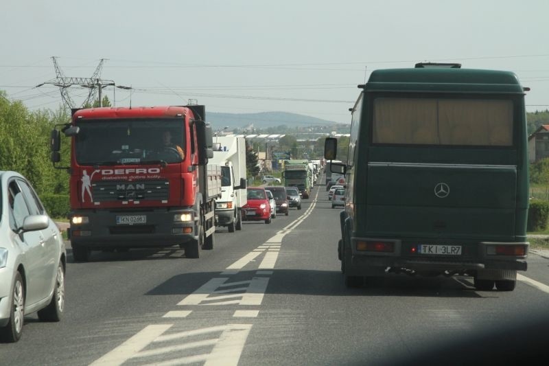 21-tonowy głaz na drodze pod Kielcami