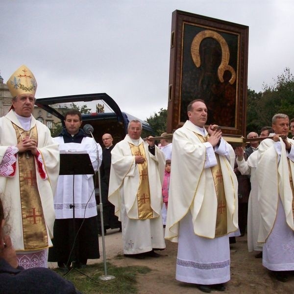 Obraz Matki Bożej Częstochowskiej już w diecezji sandomierskiej.