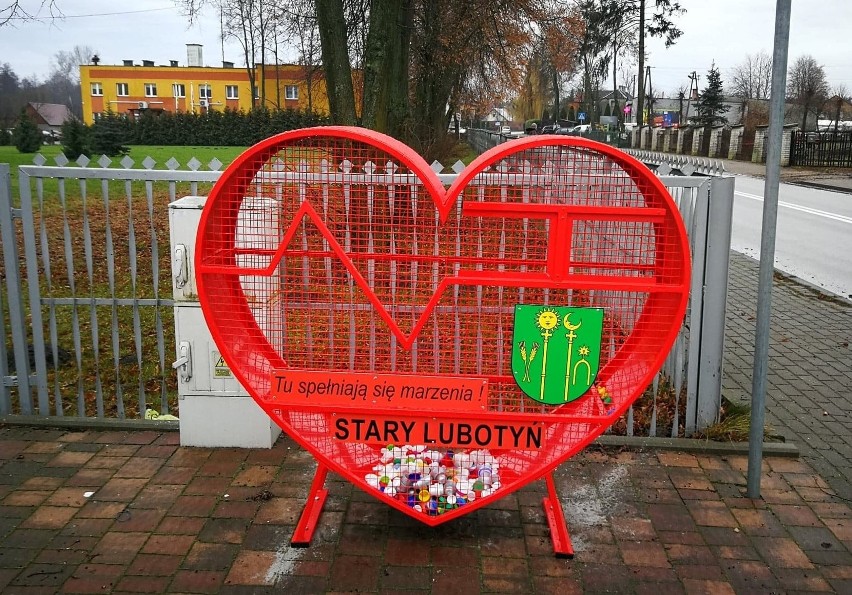 Wkręć się w pomaganie! Kolejne "serduszkowe" pojemniki na plastikowe nakrętki w powiecie ostrowskim