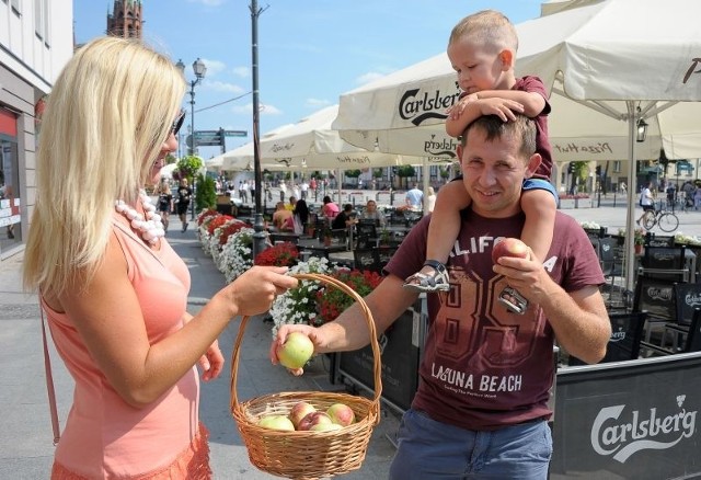 Ewa Sokólska z SSSE po białostockich ulicach przechadzała się w koszykiem pełnym jabłek. Jednym z pierwszych obdarowanych był Michał Sawicki i jego synek Antoś. 