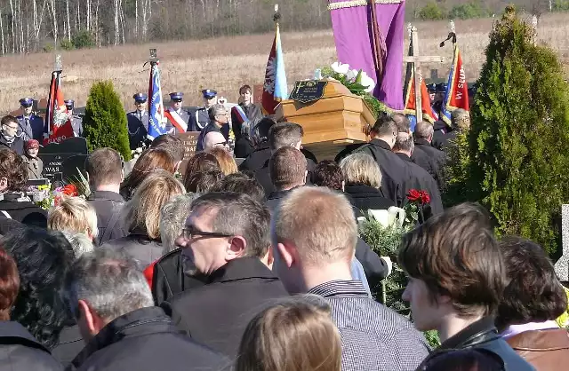 Wiele osób przyszło do na staszowski cmentarz, aby pożegnać Artura Bielca, zmarłego w piątek komendanta Straży Miejskiej w Staszowie.