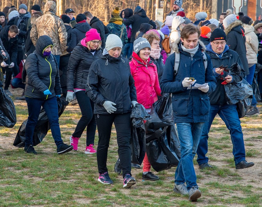 Trashchallenge w Augustowie. Setki mieszkańców sprzątały okoliczne lasy (zdjęcia)