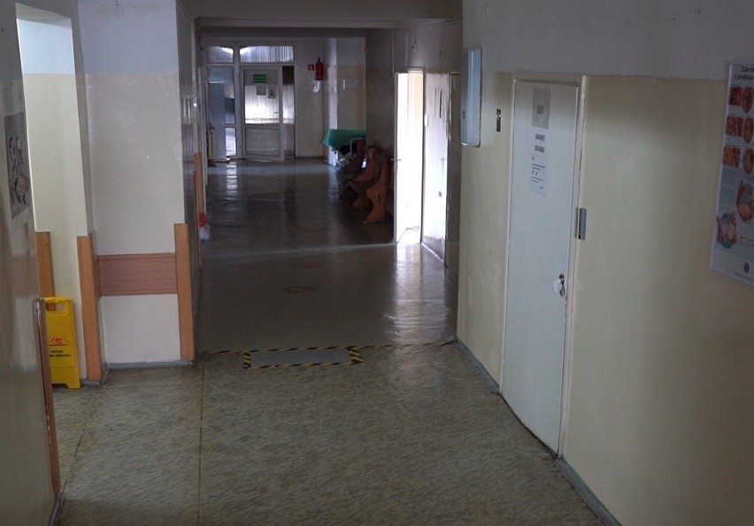 Korytarz oddziału wewnętrznego szpitala w Miastku.