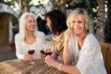 Picie wina po opalaniu i 5 innych sposobów na przedłużenie życia. Rób to, a będziesz żyć nawet 10 lat dłużej