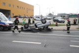 Wypadek koło sklepu Agata Meble. Auto na dachu, kierowca w szpitalu