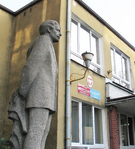 Pomnik Jana Kasprowicza obok gmachu I LO, któremu patronuje