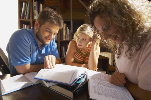 Rosną długi studentów wobec uczelniJedni zadłużają się, bo nie stać ich na utrzymanie się, a inni… rzucają studia i zapominają, że z uczelnią też wiąże ich umowa, którą trzeba wypowiedzieć