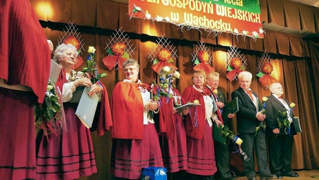 Obdarowani kwiatami i dyplomami członkowie Koła Gospodyń Wiejskich w Wąchocku