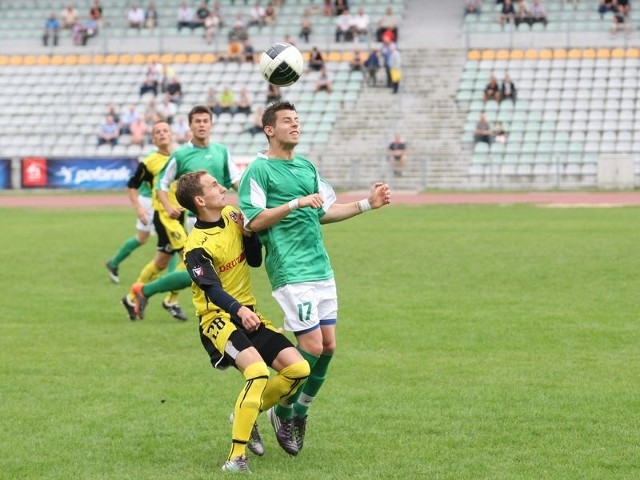 W ostatnich trzech meczach: ligowym, pucharowym i towarzyskim Drutex-Bytovia (żółte stroje) strzelał Gryfowi po dwa gole. 